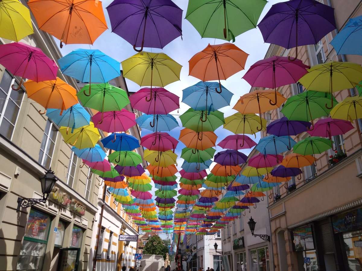 Starówka z parasolami puzzle online