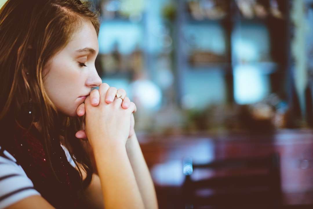 kobieta się modli puzzle online