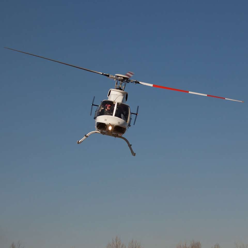 helikopter w powietrzu w dzień puzzle online