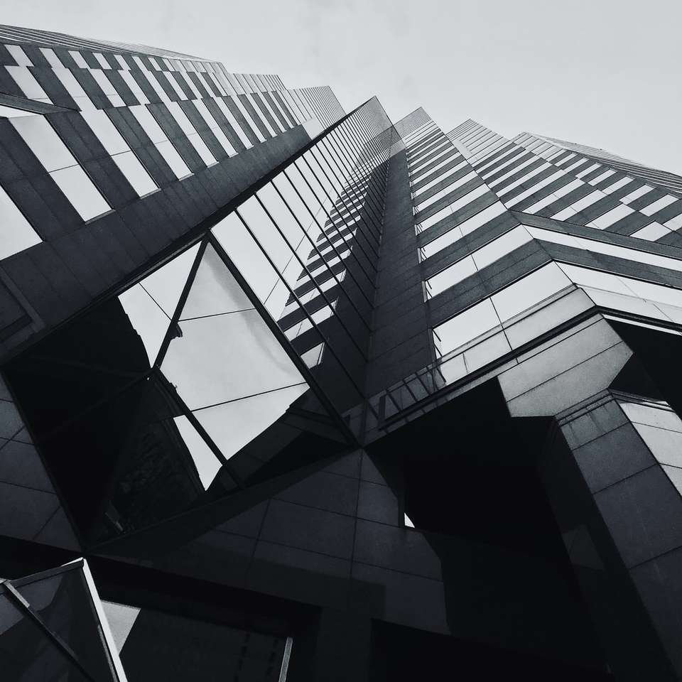 niski kąt widzenia wysokiego budynku ze szkła puzzle online