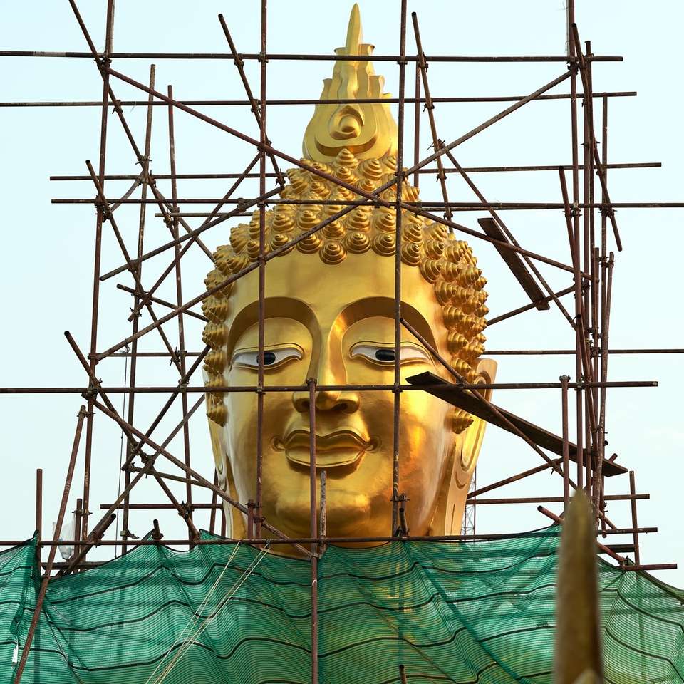 złoty posąg Buddy na zielonym materiale puzzle online