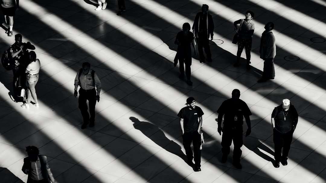 zdjęcie w skali szarości przedstawiające ludzi na białym chodniku puzzle online