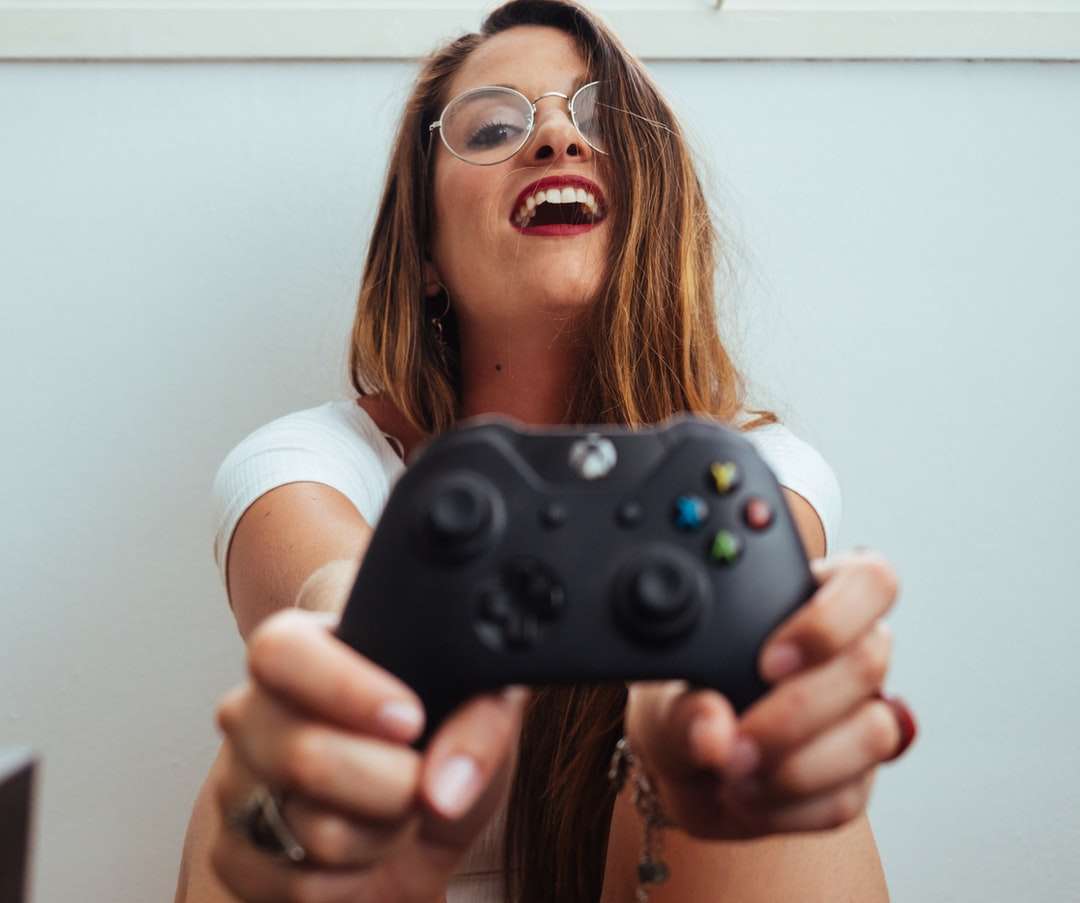 kobieta trzymająca kontroler Xbox One puzzle online