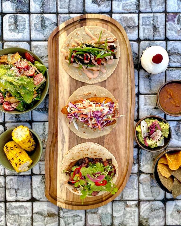 Tacos z sałatką i grillowaną kukurydzą puzzle online