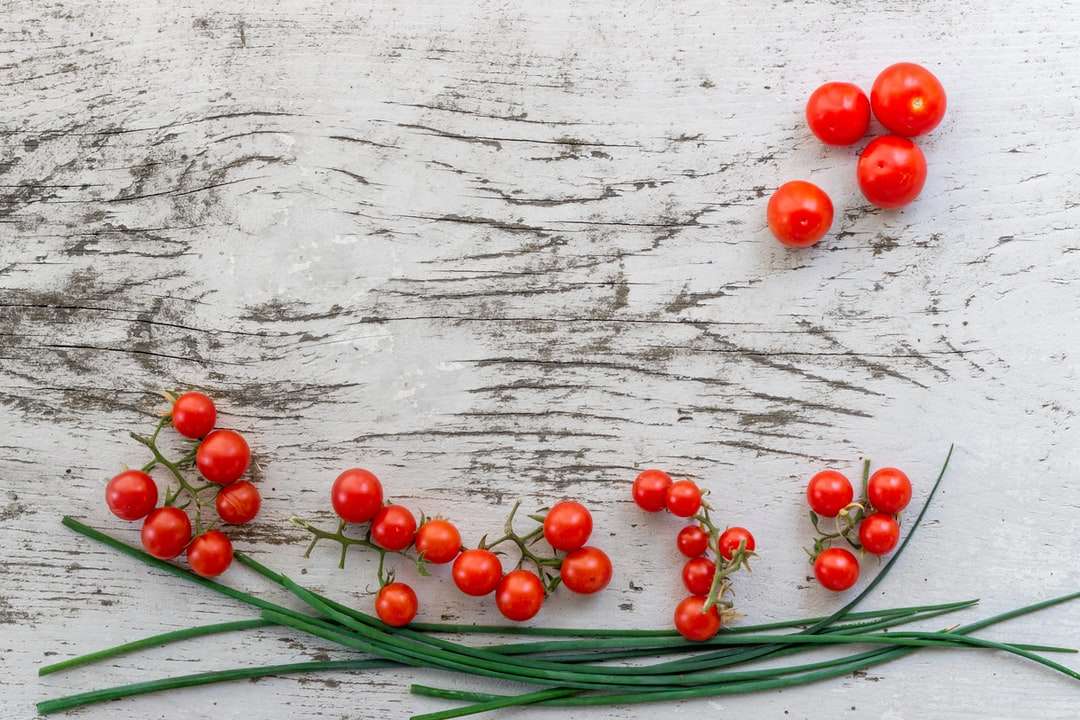 czerwone jagody cytrusowe na szarej powierzchni puzzle online