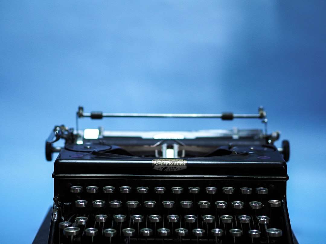 czarna maszyna do pisania w fotografii z bliska puzzle online