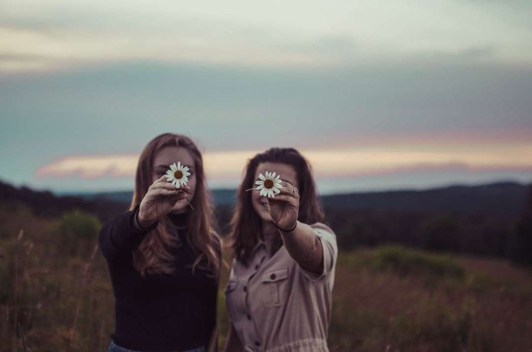dwie kobiety trzymające kwiaty puzzle online
