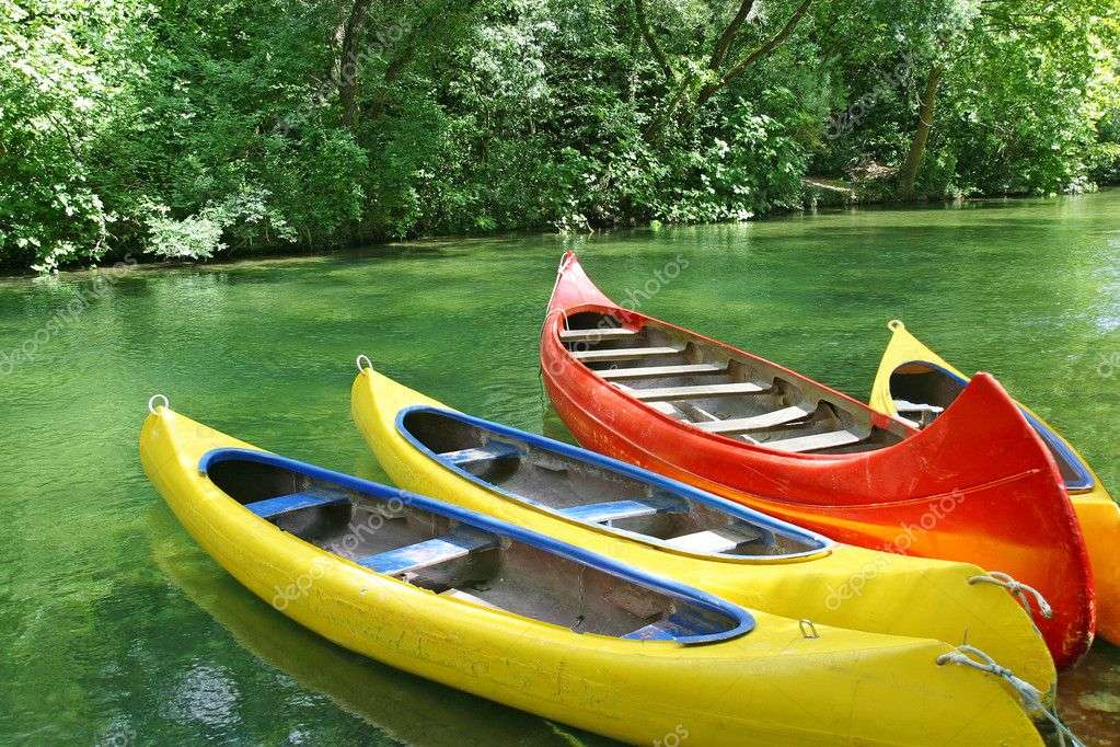 Kolorowe łódki na wodzie puzzle online