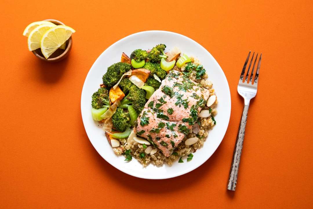 brokuły z mięsem na talerzu puzzle online