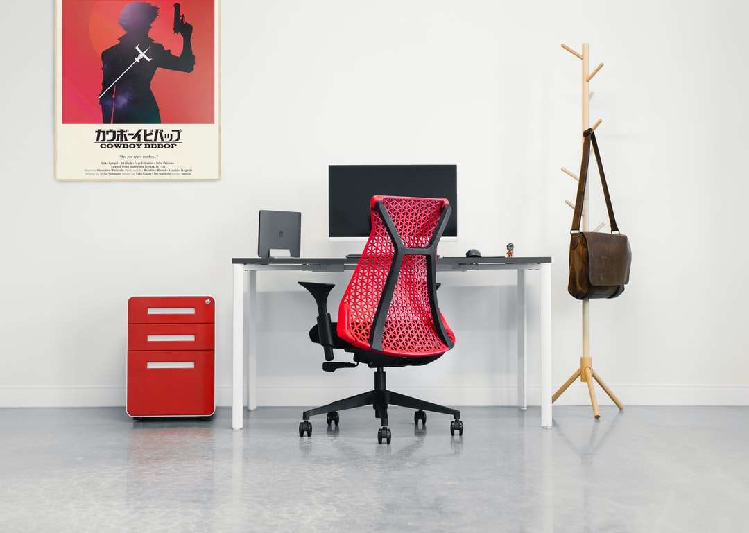 czerwono-czarne krzesło biurowe na kółkach puzzle online