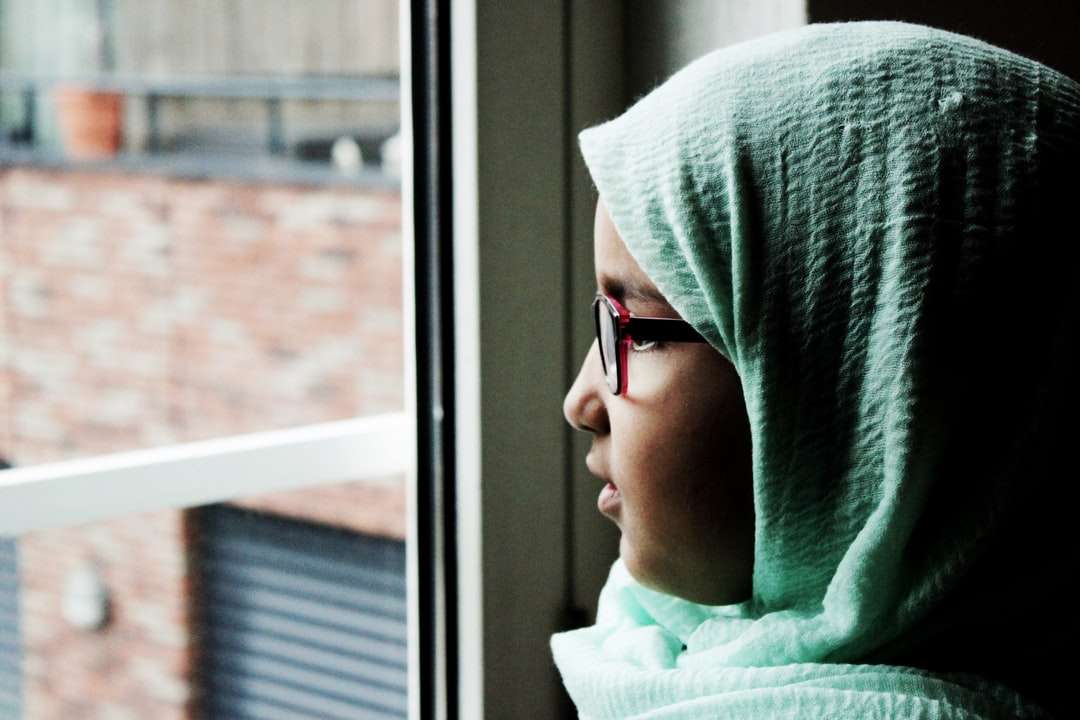 kobieta patrząca przez okno w ciągu dnia puzzle online