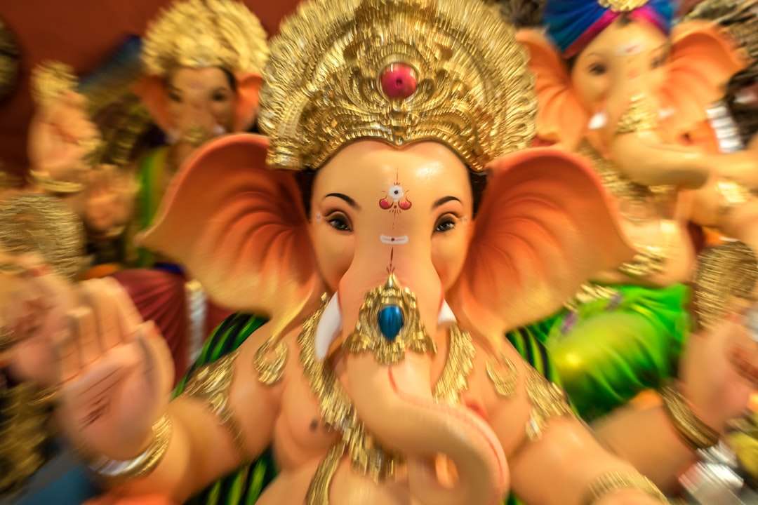 złota figurka hinduskiego bóstwa na stole puzzle online