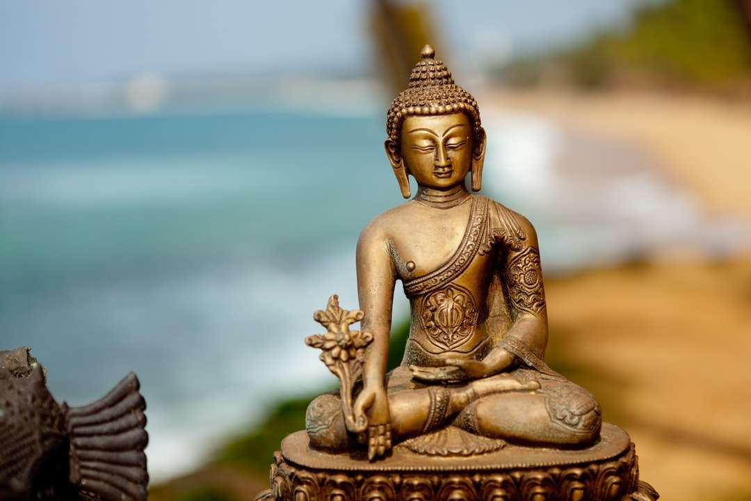 złoty posąg Buddy w ciągu dnia puzzle online