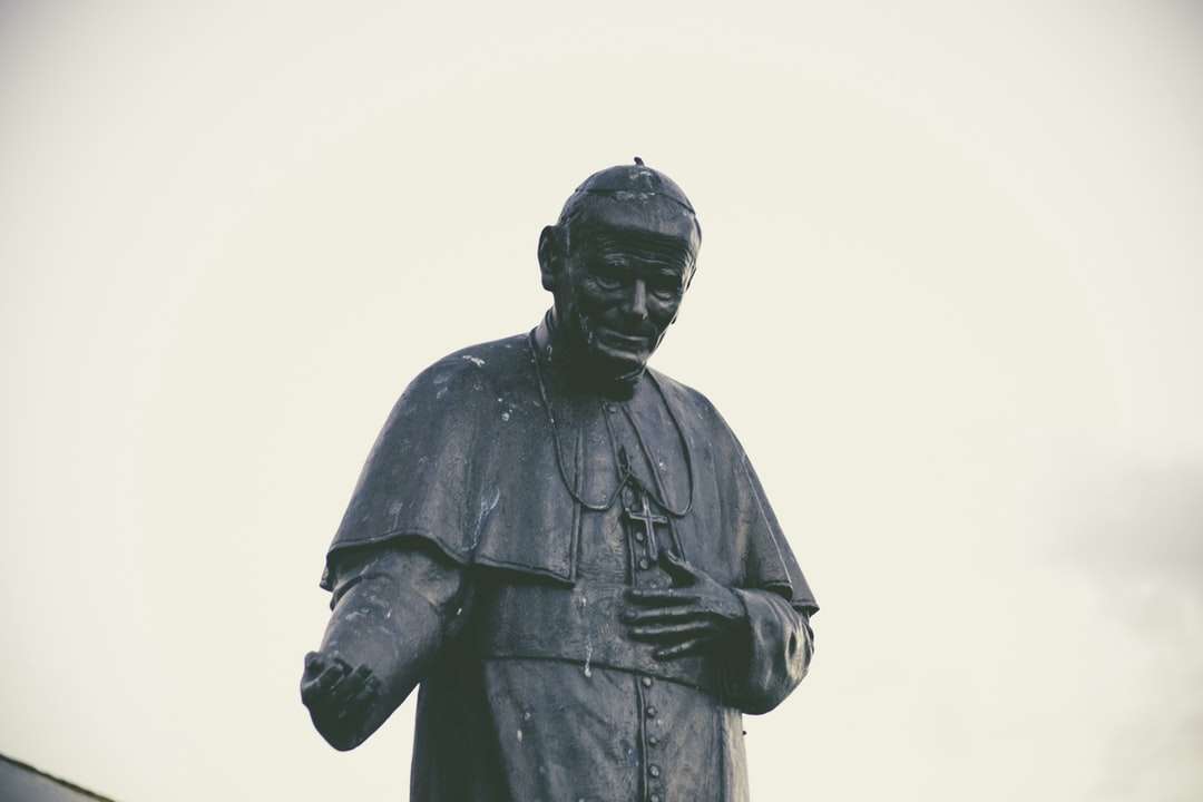 czarny betonowy posąg papieża Jana Pawła w ciągu dnia puzzle online