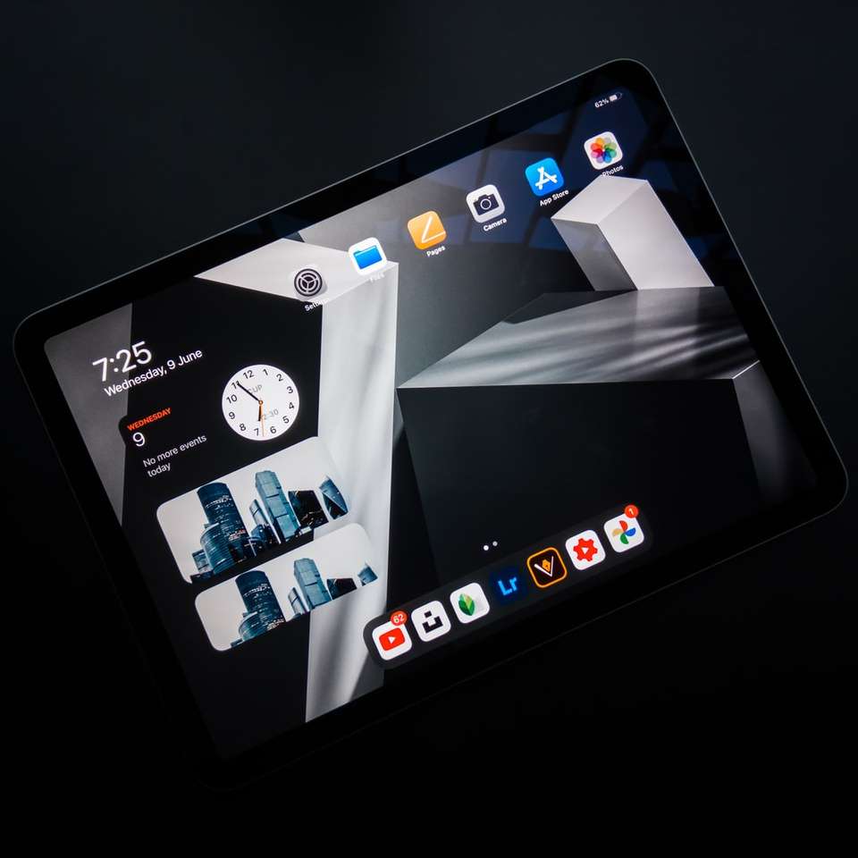 czarny iPad pokazujący ikony na ekranie puzzle online