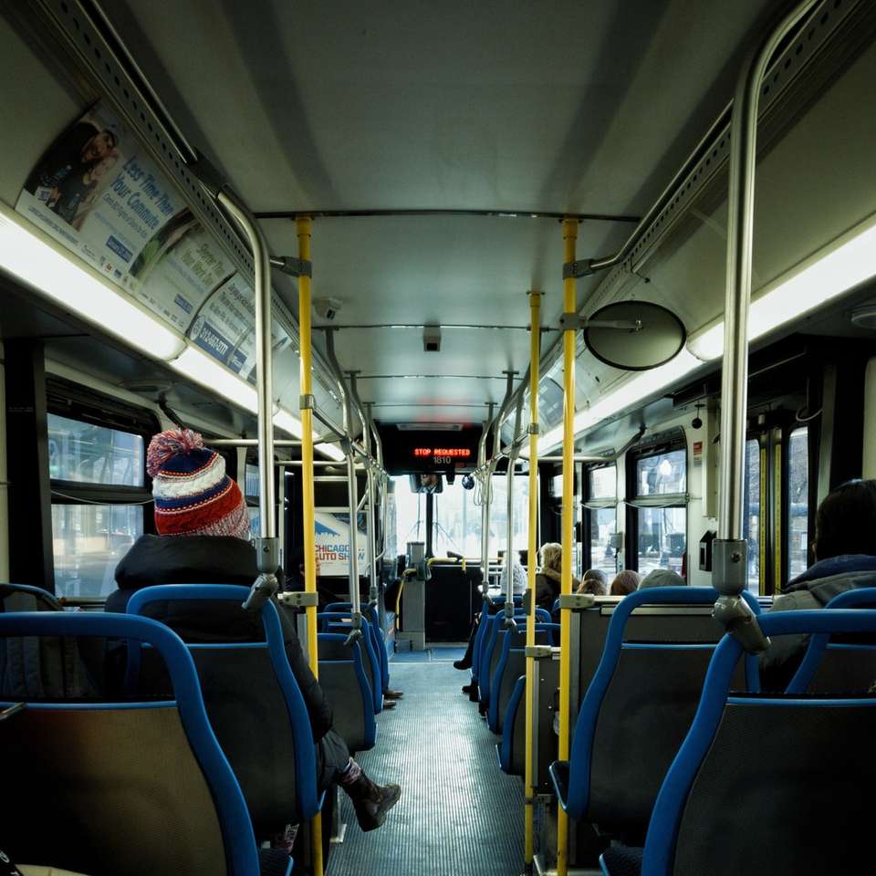 osoba w czarnej kurtce siedząca na fotelu pasażera autobusu puzzle online