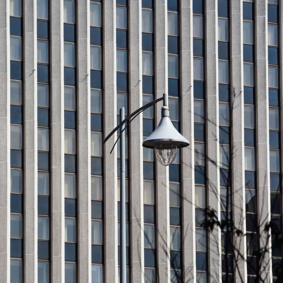 czarna latarnia uliczna w pobliżu białego betonowego budynku puzzle online