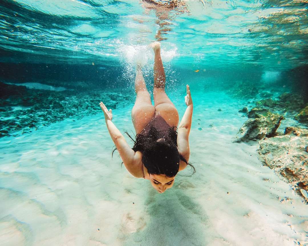 kobieta w czarnym bikini pływająca w wodzie puzzle online