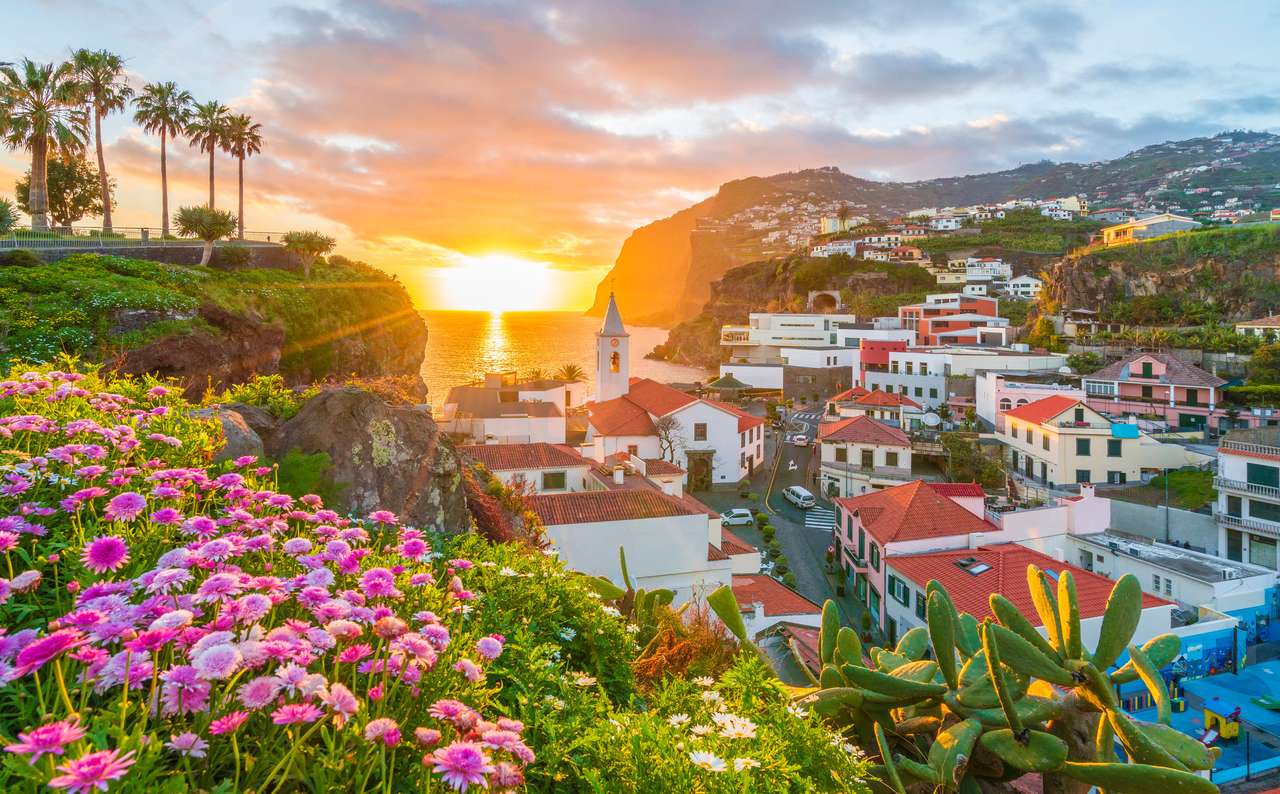 Wioska Camara de Lobos o zachodzie słońca, Cabo Girao w tle, wyspa Madera, Portugalia puzzle online