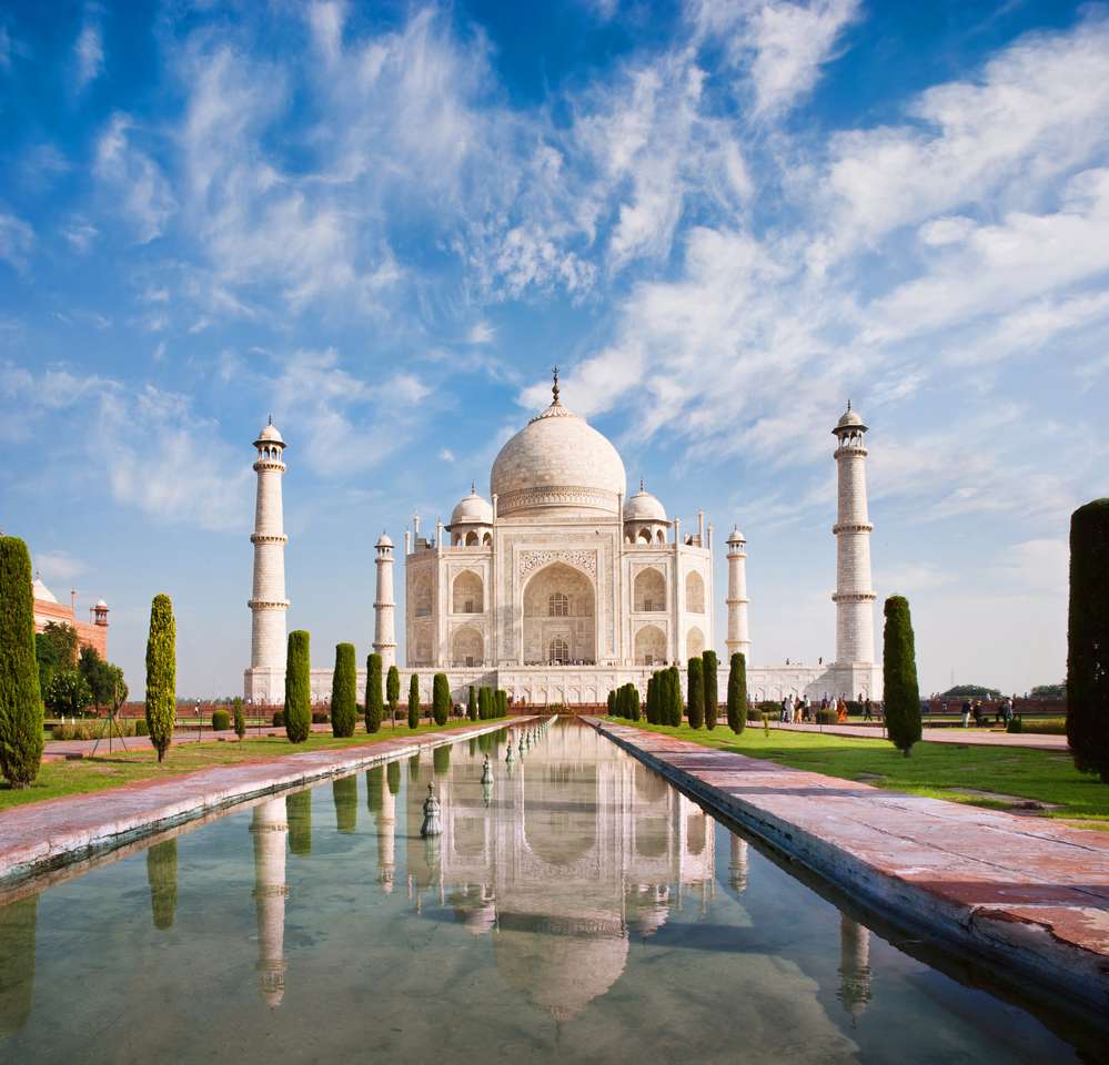 Taj Mahal w słoneczny dzień z pięknym niebem puzzle online