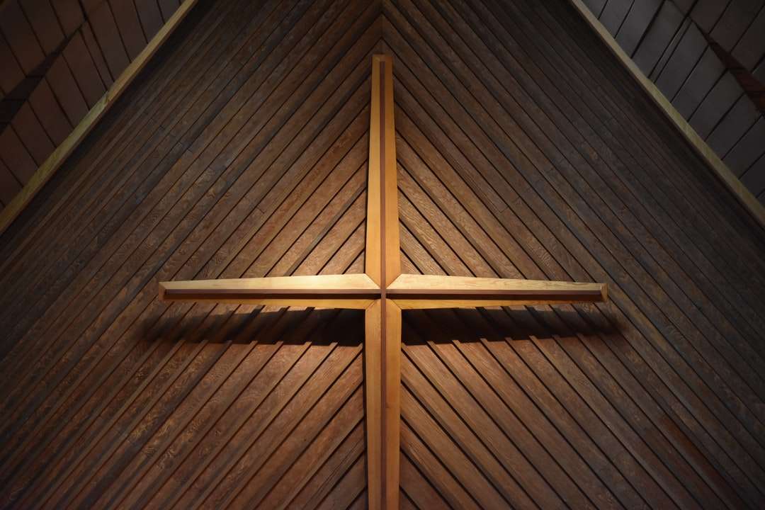 brązowy drewniany krzyż na brązowej drewnianej ścianie puzzle online
