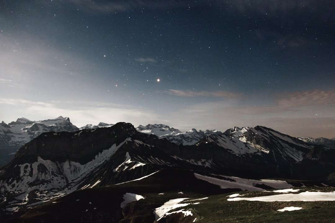 fotografia krajobrazowa czarno-białej góry puzzle online