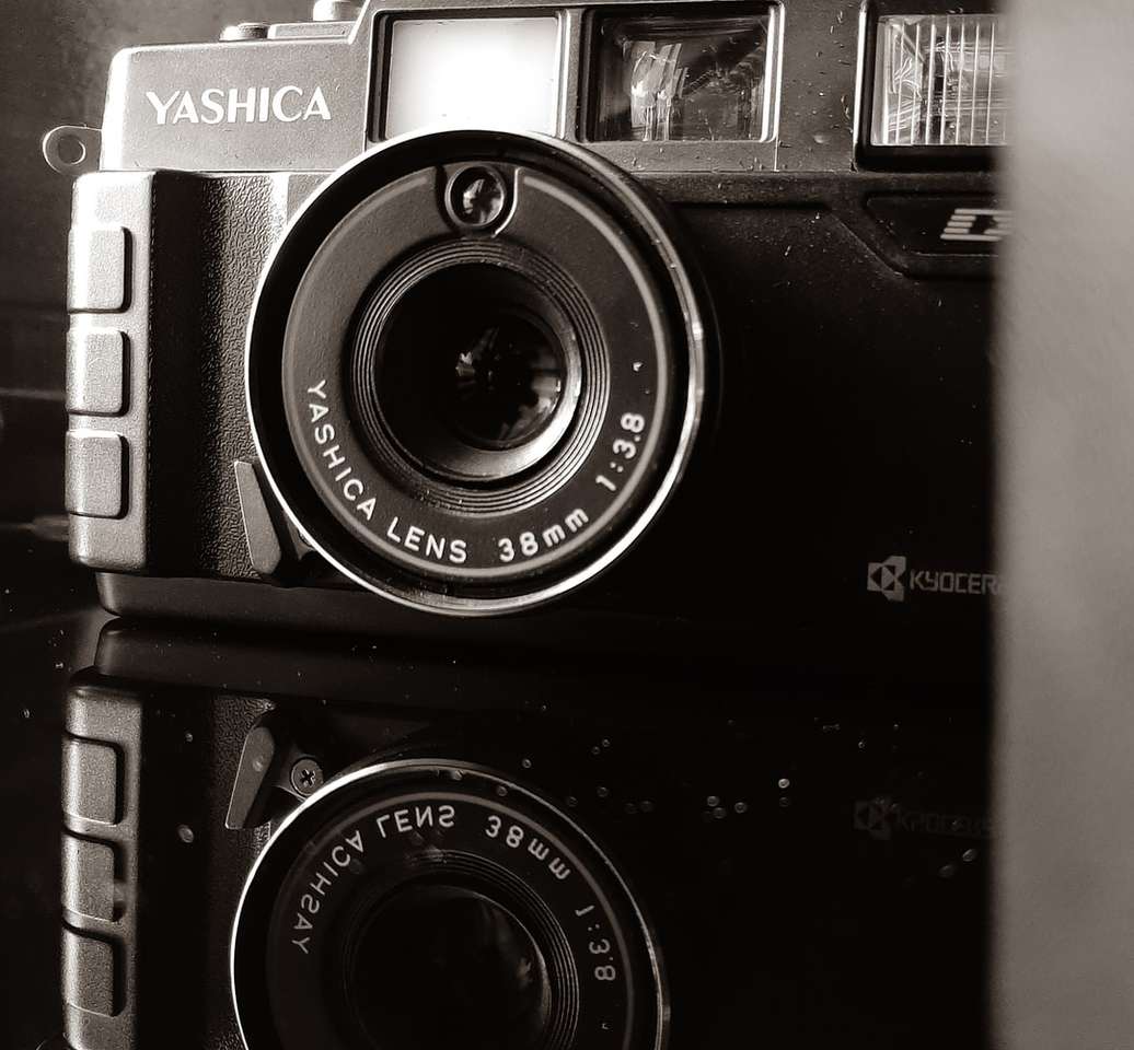 czarno-srebrny aparat na białej powierzchni puzzle online