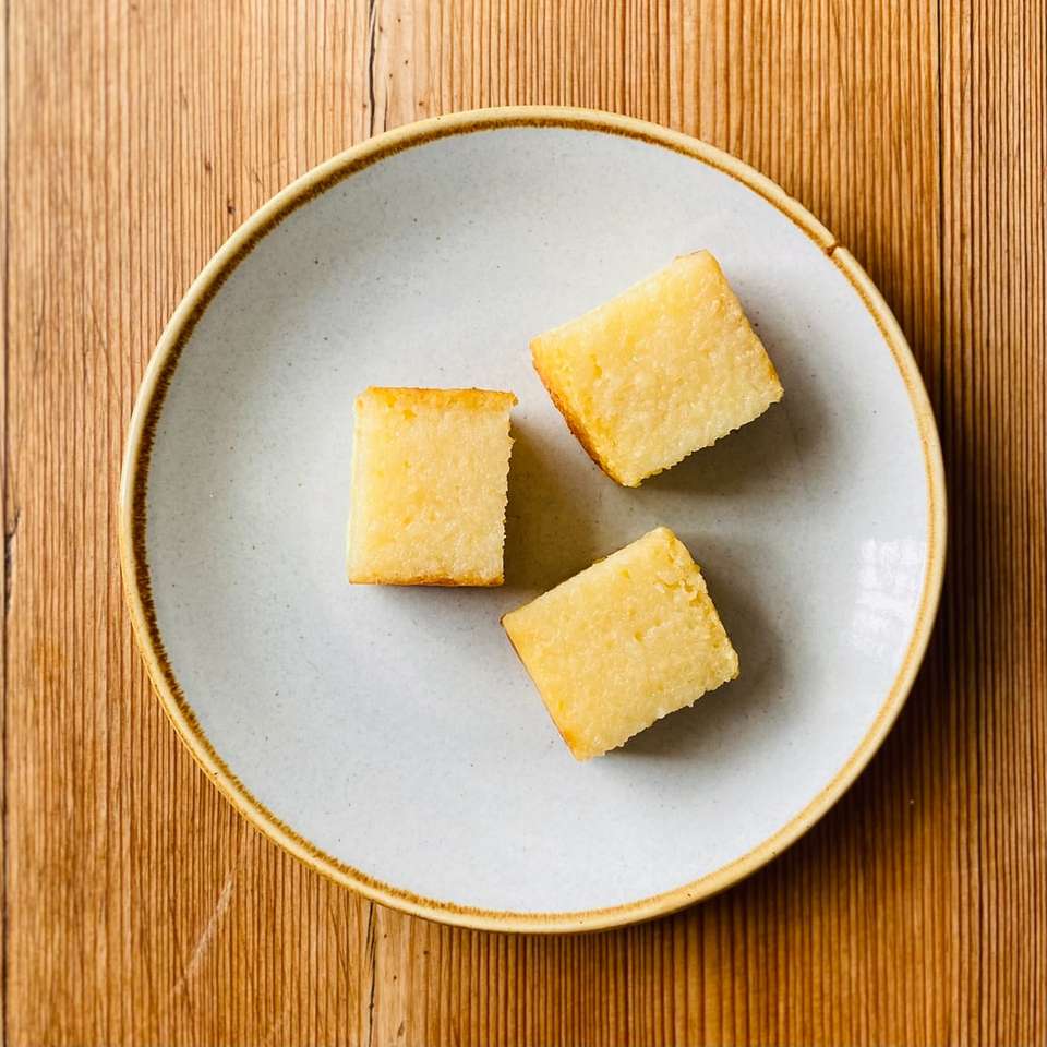 pokrojony ser na białym talerzu ceramicznym puzzle online