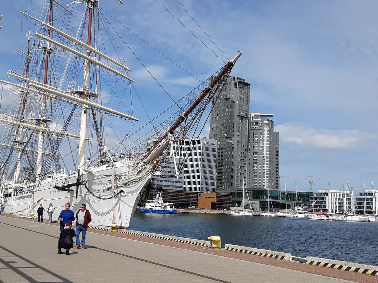 nabrzeże w Gdyni i statek puzzle online