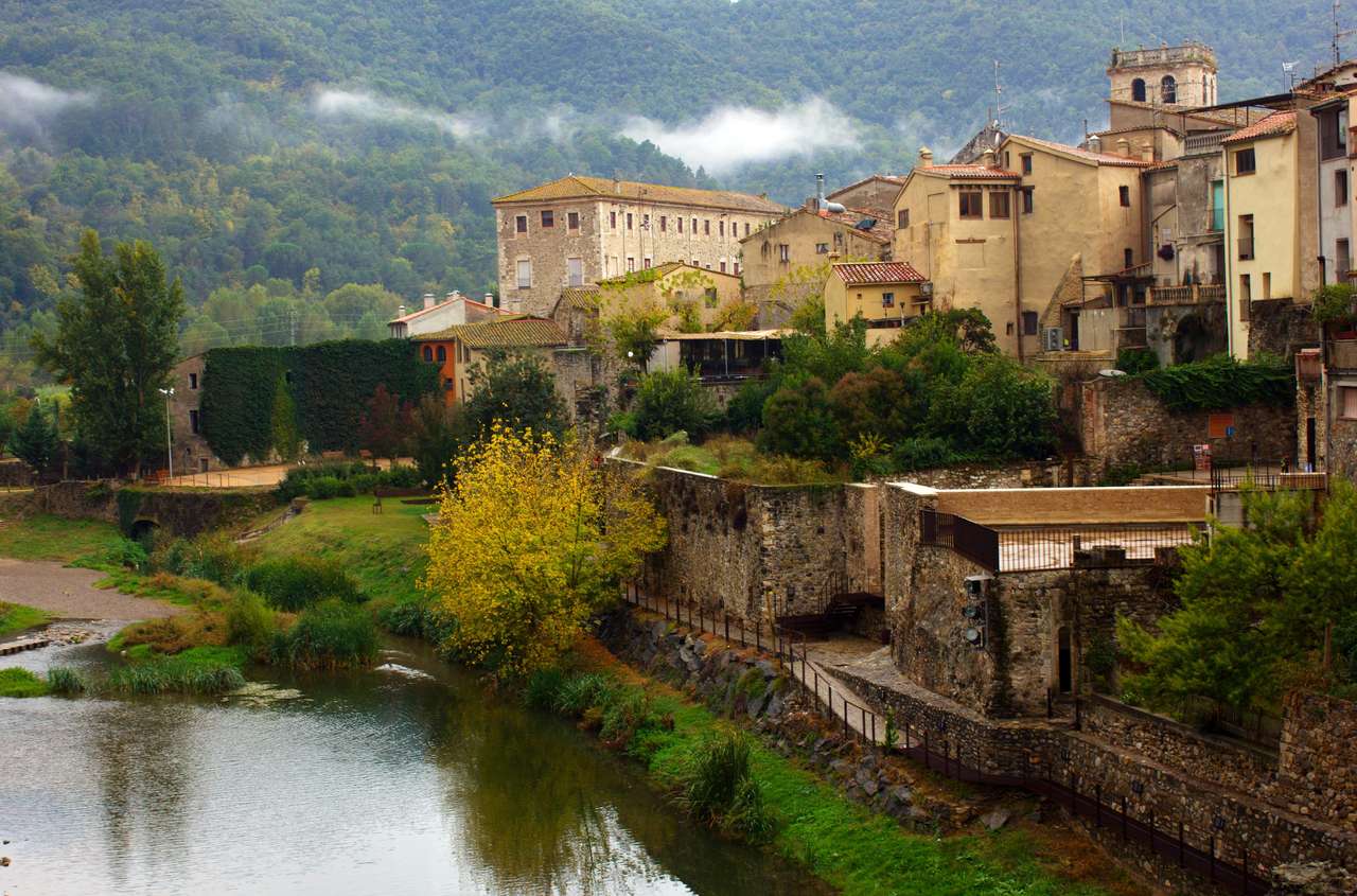 Krajobraz średniowiecznego miasta Besalu, Katalonia Hiszpania puzzle online