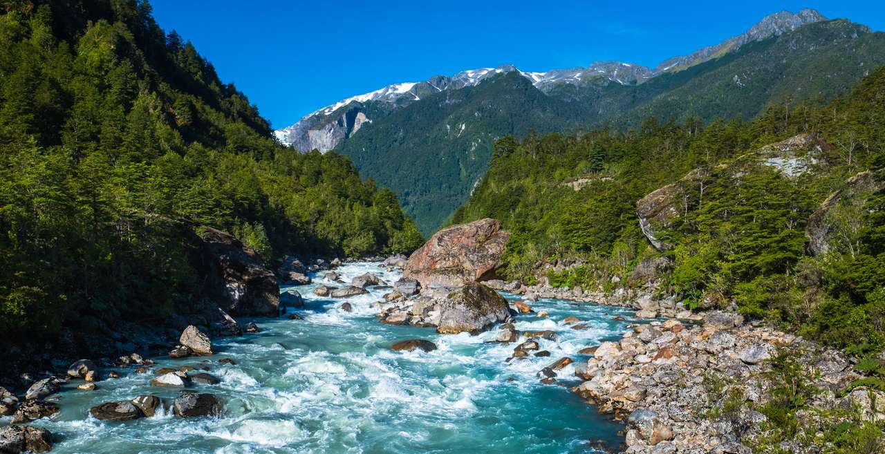 Rwąca rzeka w górach Patagonii, Chile puzzle online