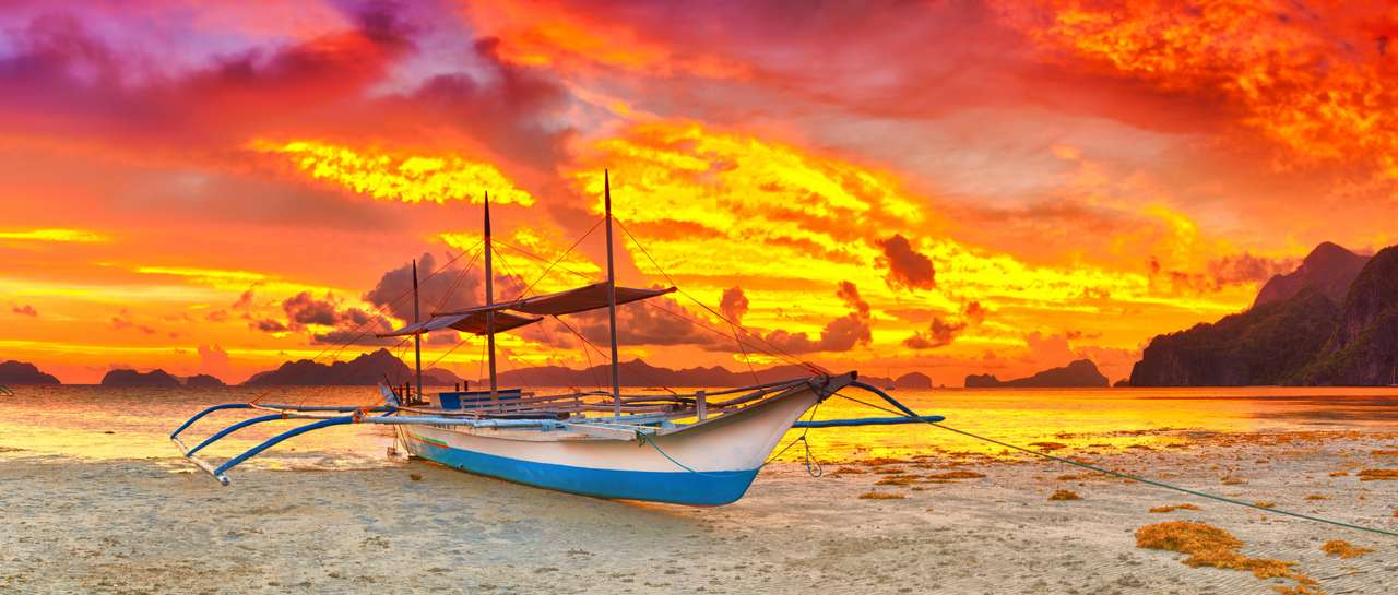Tradycyjna filipińska łódź bangka o zachodzie słońca puzzle online