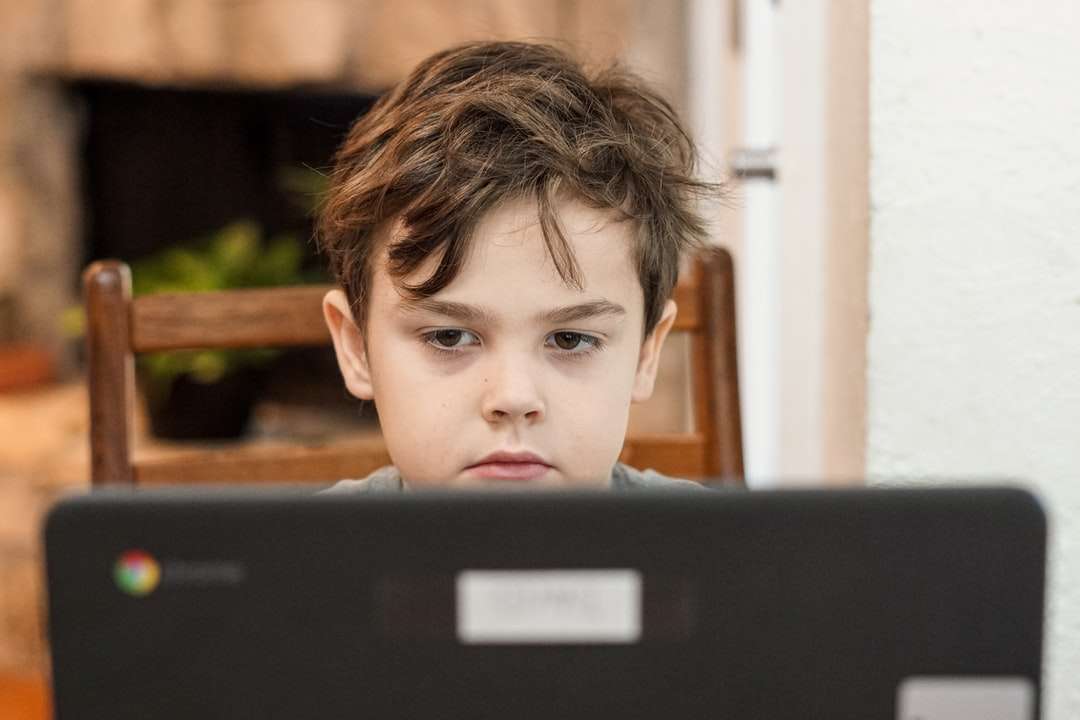 chłopiec w czarnej koszuli z okrągłym dekoltem puzzle online
