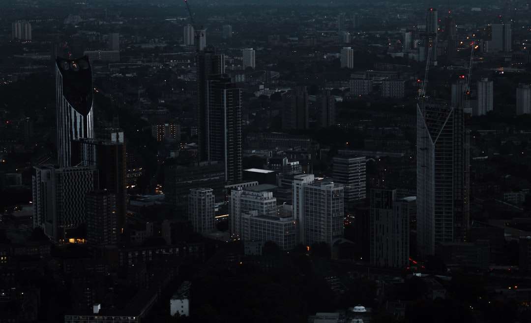 widok na panoramę wieżowców puzzle online