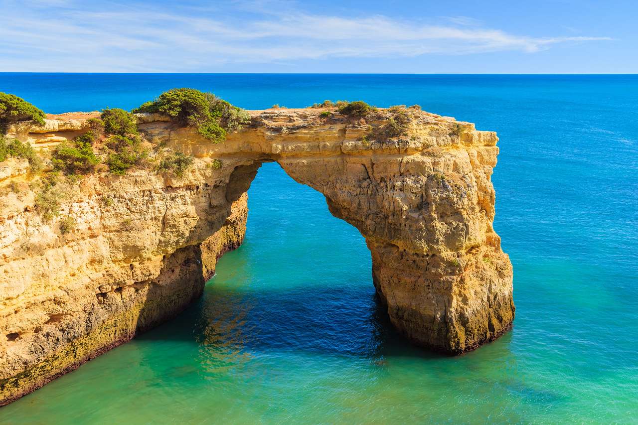 Skalny łuk klifowy w pobliżu plaży Marinha w Portugalii puzzle online