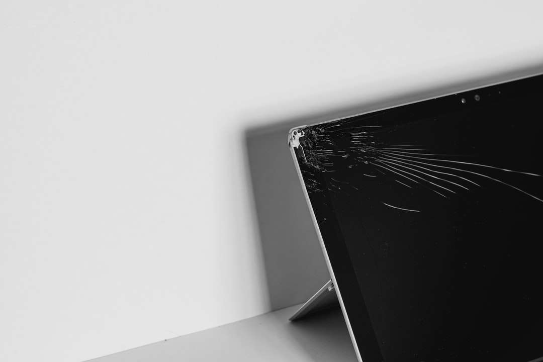 czarny laptop na białym stole puzzle online