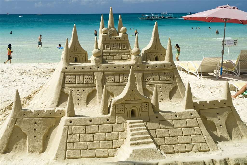 Zamek z piasku na plaży puzzle online