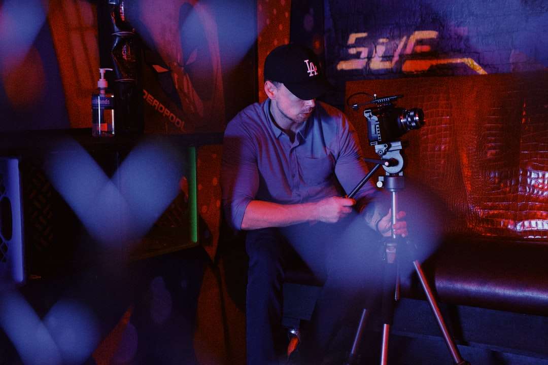mężczyzna w szarej koszulce polo grający na kontrolerze dj puzzle online