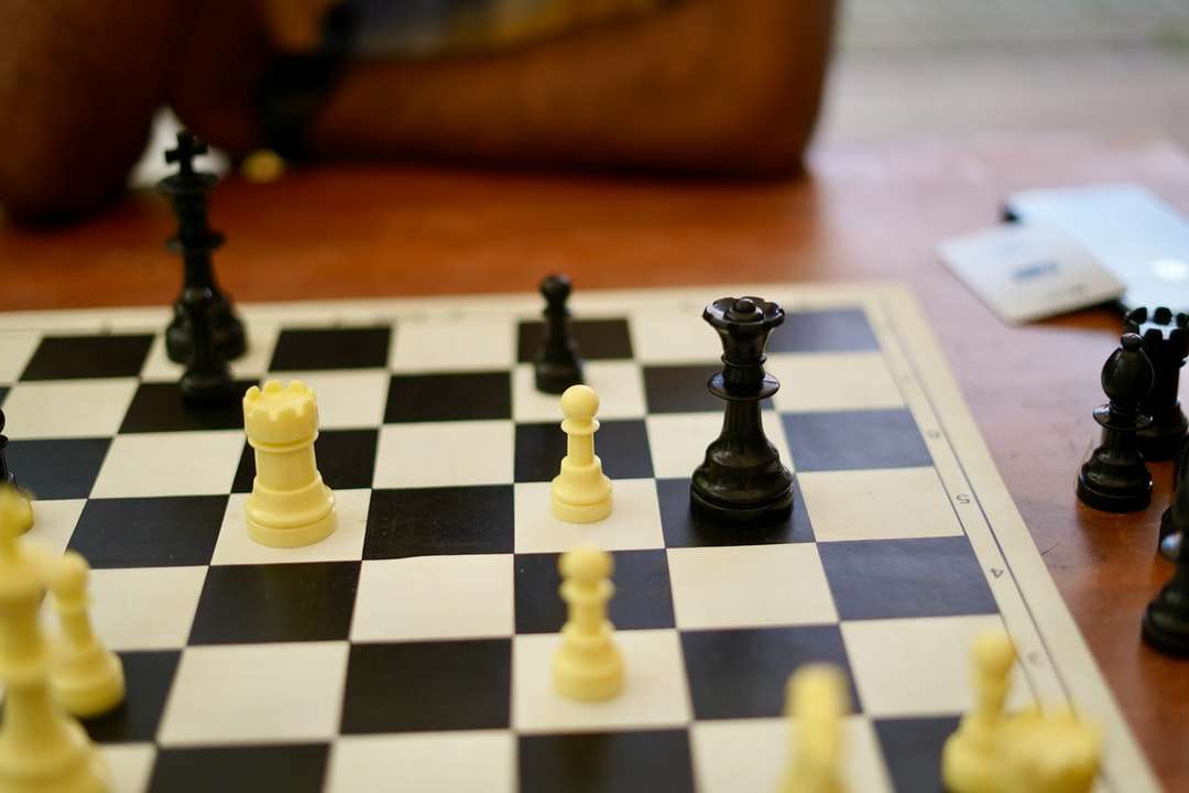 szachy na szachownicy puzzle online