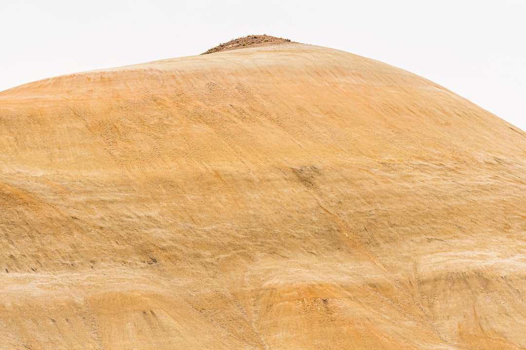 brązowa formacja skalna pod białym niebem w ciągu dnia puzzle online