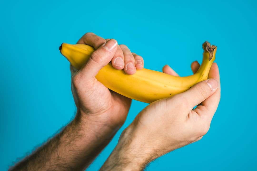 osoba trzymająca banana puzzle online