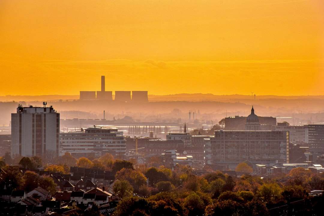 panoramę miasta podczas pomarańczowego zachodu słońca puzzle online