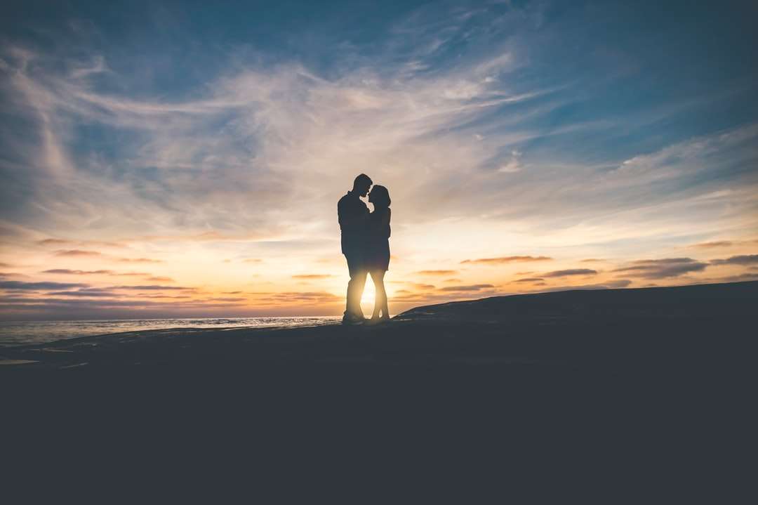 mężczyzna i kobieta przytulają się do siebie puzzle online