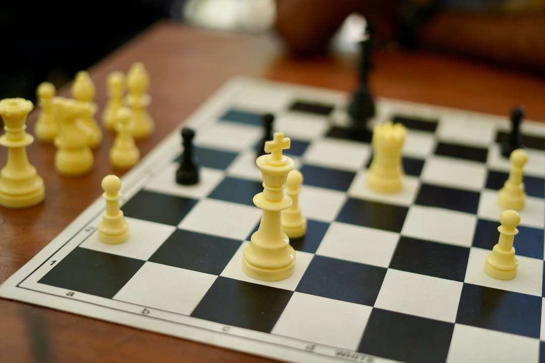 biało-czarna gra w szachy puzzle online
