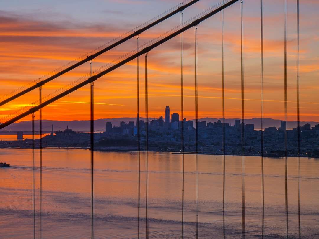 panorama miasta podczas zachodu słońca puzzle online
