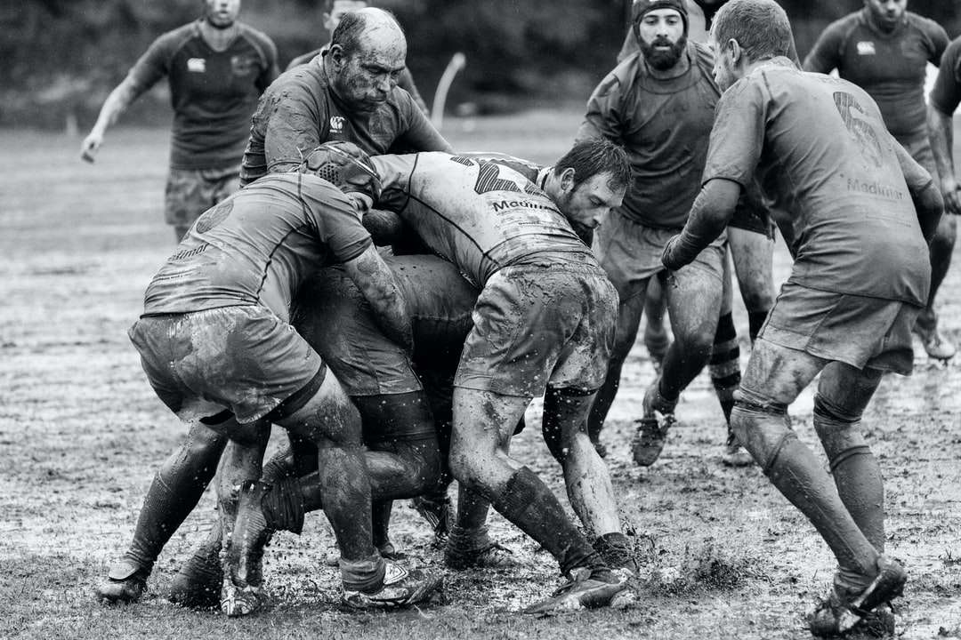 fotografia w skali szarości przedstawiająca grupę osób grających w rugby puzzle online