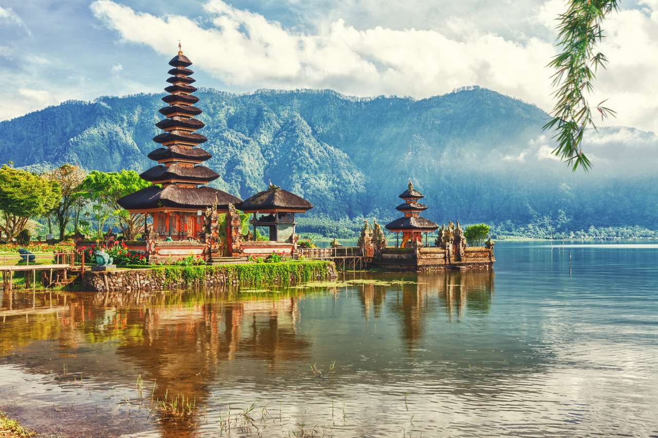 Świątynia Pura Ulun Danu nad jeziorem Beratan Bali puzzle online