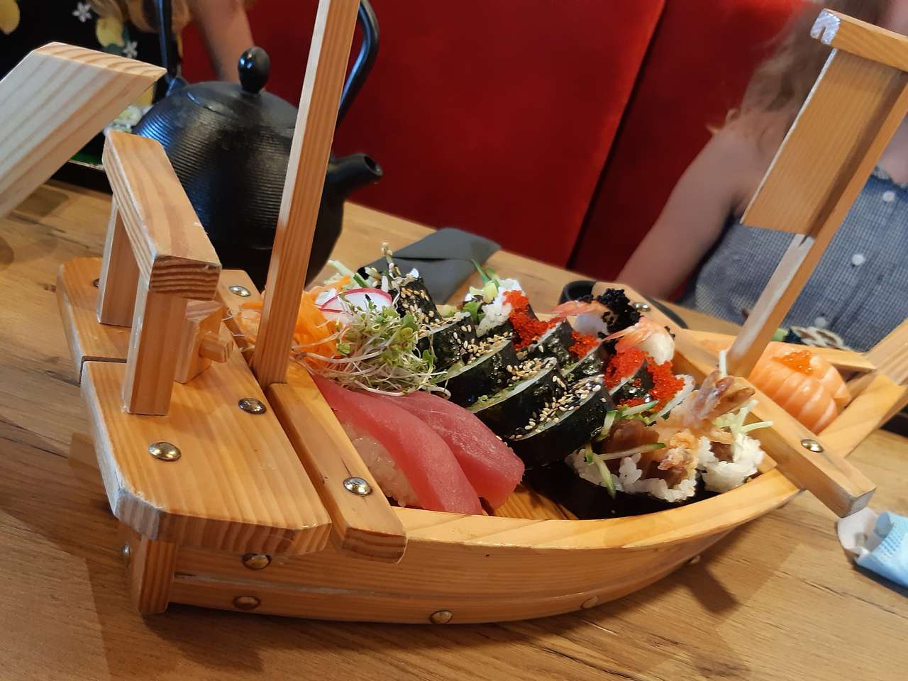 sushi w łódce puzzle online