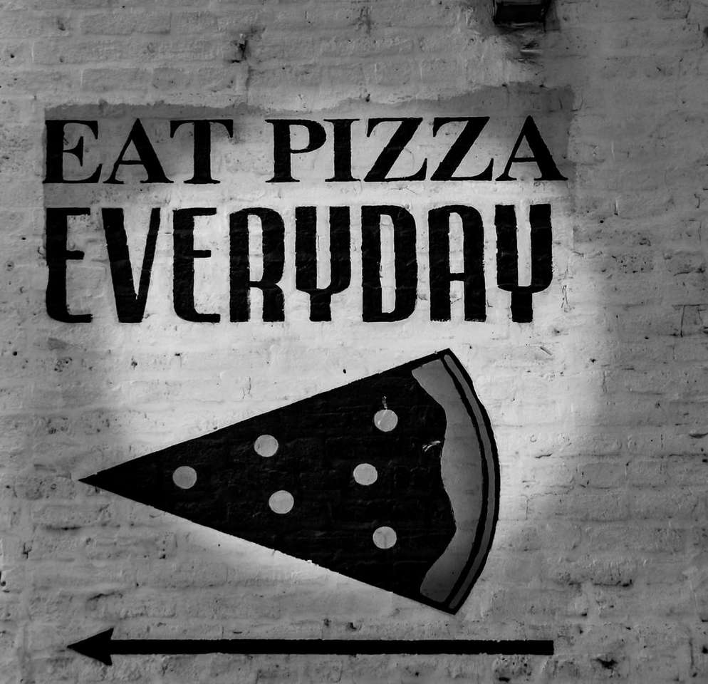 zdjęcie w skali szarości przedstawiające jedzenie pizzy na co dzień puzzle online