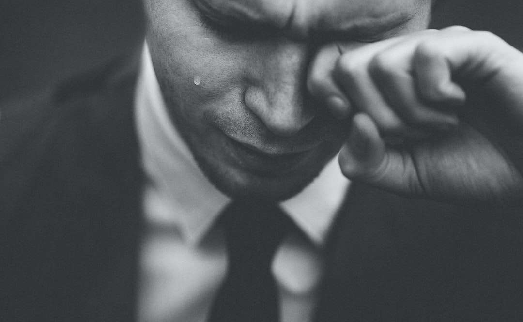 mężczyzna ocierający łzy puzzle online